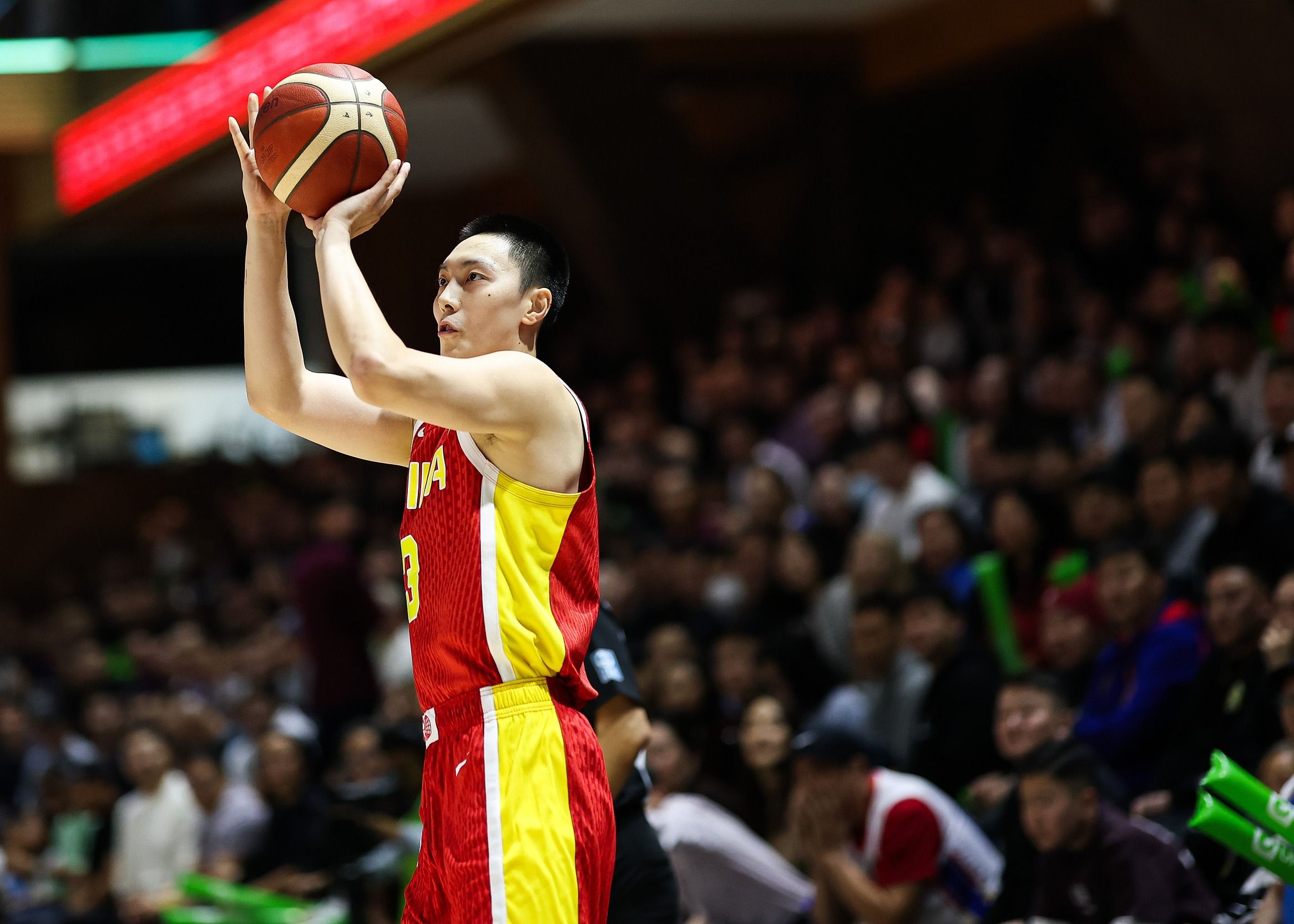 媒体人：中国男篮非常团结，胡明轩首节8分不负众望