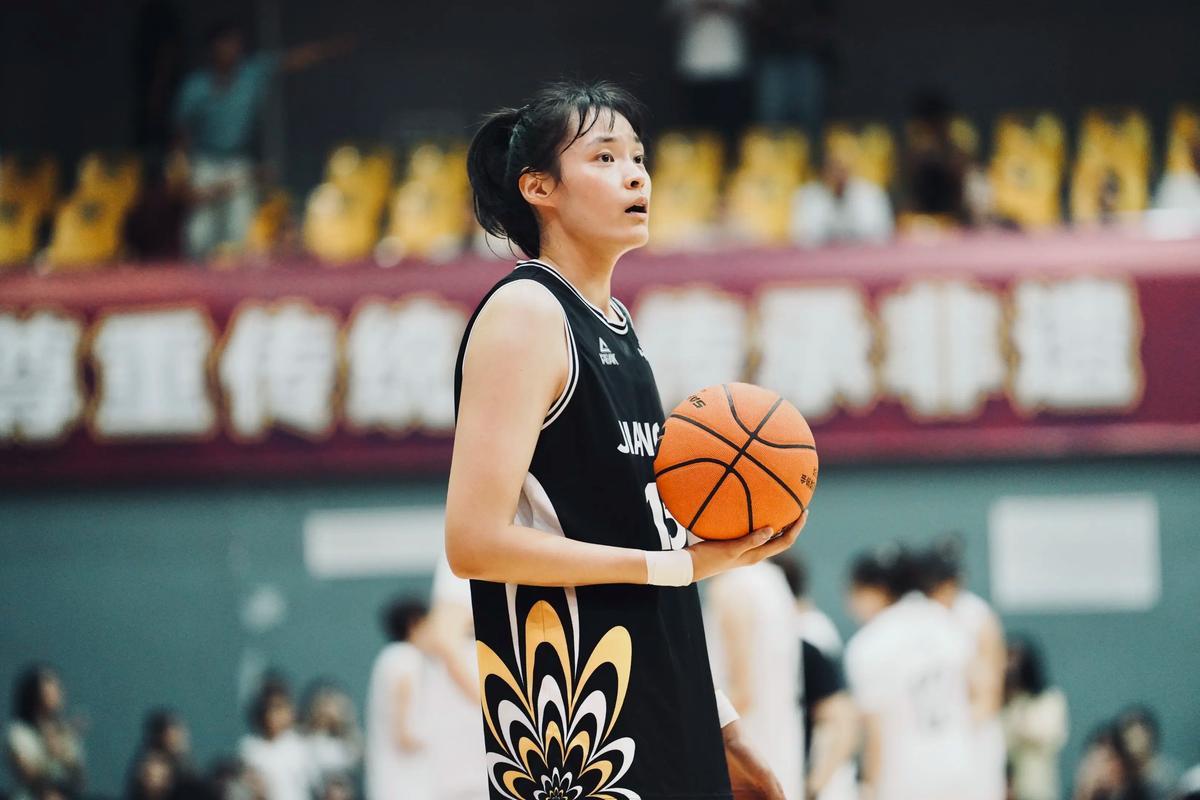 开云-爆冷掀翻卫冕冠军!中国女篮26岁2米王牌闪耀:无惧3大内线名将